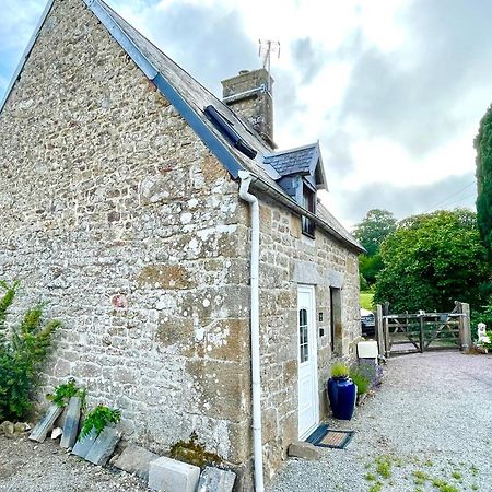 Saint-Michel-de-Montjoie Le Petit Fleur - The Little Flower, Cosy Cottage מראה חיצוני תמונה
