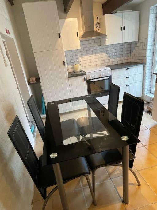 Saint-Michel-de-Montjoie Le Petit Fleur - The Little Flower, Cosy Cottage מראה חיצוני תמונה