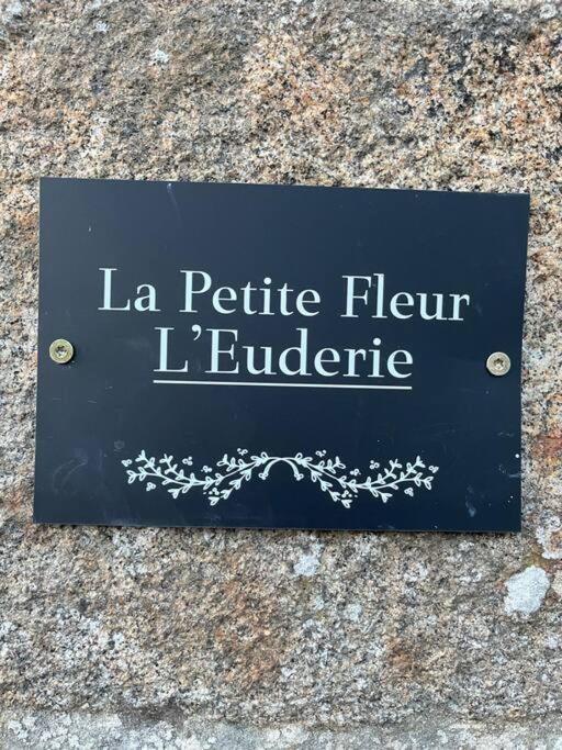 Saint-Michel-de-Montjoie Le Petit Fleur - The Little Flower, Cosy Cottage מראה חיצוני תמונה