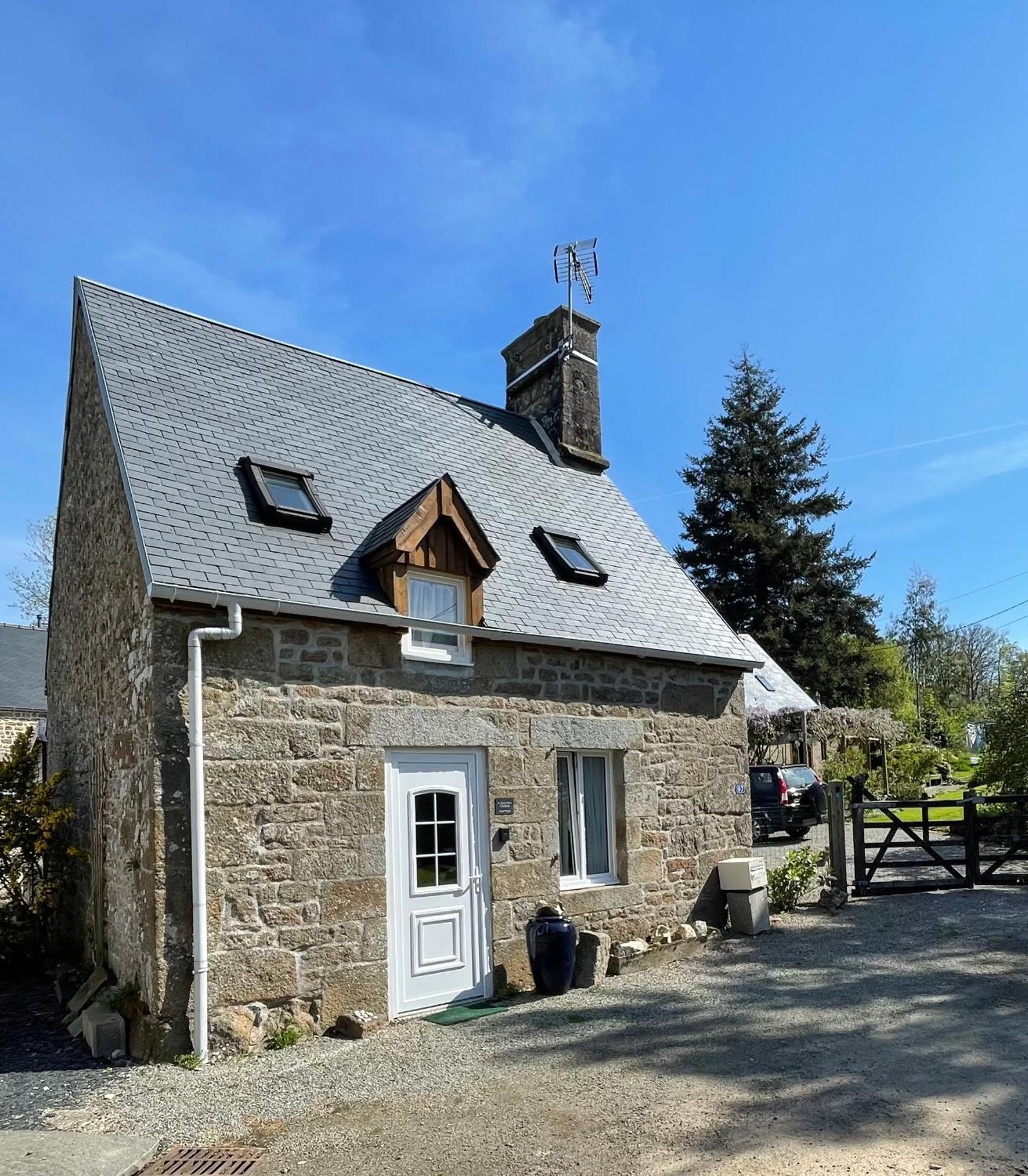 Saint-Michel-de-Montjoie Le Petit Fleur - The Little Flower, Cosy Cottage מראה חיצוני תמונה